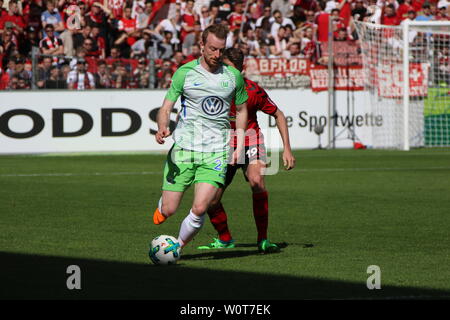 V. LI. im Zweikampf Maximilian Arnold vs Janik Haberer (Freiburg), 1. BL: 17-18-29. Spieltag - SC Freiburg vs VfL Wolfsburg Stockfoto