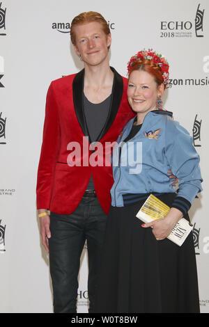 Enie van de Meiklokjes mit Mann Tobias Staerbo, Echo Verleihung 2018, Messe Berlin, 12.04.2018 Stockfoto