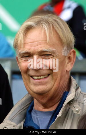 Ex-Trainer Volker Finke beim Spiel der 1. BL: 17-18 - 32. Spieltag - SC Freiburg vs 1. FC Koeln Stockfoto