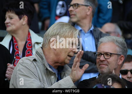 Ex-Trainer Volker Finke im Gespräch mit SCF-Marketingchef Hanno Franke, 1. BL: 17-18 - 32. Spieltag - SC Freiburg vs 1. FC Koeln Stockfoto