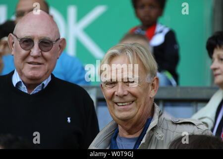 Ex-Trainer Volker Finke hatte seine Freude am Spiel, 1. BL: 17-18 - 32. Spieltag - SC Freiburg vs 1. FC Koeln Stockfoto