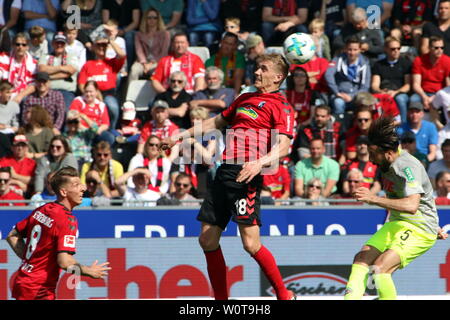 Brachten für den SC Freiburg wieder Torgefahr: v. li. Mike Frantz (Freiburg) und der zweifache Torschütze Nils Petersen (Freiburg), dsub Dominic Maraoh (Koeln), 1. BL: 17-18 - 32. Spieltag - SC Freiburg vs 1. FC Koeln Stockfoto