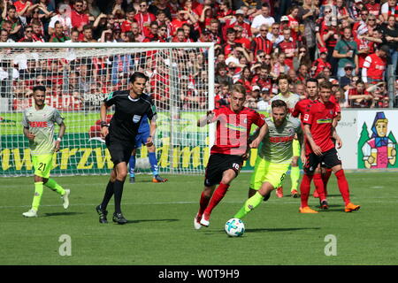 V. LI. im Zweikampf Nils Petersen (Freiburg) vs Marco Höger (Koeln), 1. BL: 17-18 - 32. Spieltag - SC Freiburg vs 1. FC Koeln Stockfoto