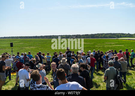 BERLIN, DEUTSCHLAND - 28. APRIL 2018: Fighter, Attack- und Aufklärungsflugzeug Saab JAS 39 Gripen auf der Landebahn und Besucher. Ausstellung die ILA Berlin Air Show 2018. Stockfoto