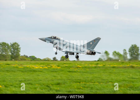 BERLIN, DEUTSCHLAND - 27. APRIL 2018: Multirole fighter Eurofighter Typhoon auf der Landebahn. Ausstellung die ILA Berlin Air Show 2018 Stockfoto