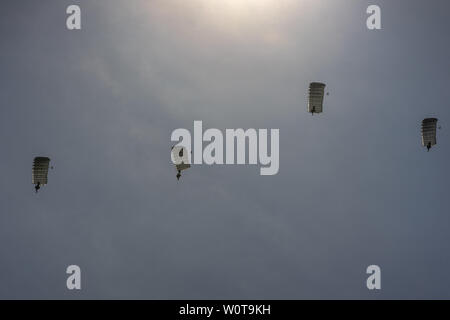 BERLIN, DEUTSCHLAND - 27. APRIL 2018: Fallschirmspringer in der Luft. Ausstellung die ILA Berlin Air Show 2018. Stockfoto