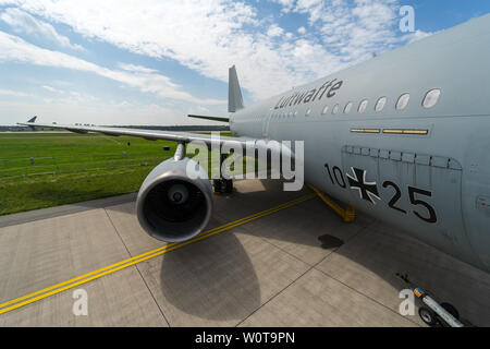 BERLIN, DEUTSCHLAND - 25 April 2018: Strategic Tanker/Transport Airbus A310 MRTT" Hermann Kohl". Die deutsche Luftwaffe. Ausstellung die ILA Berlin Air Show 2018 Stockfoto