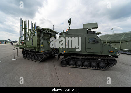 BERLIN, DEUTSCHLAND - 25 April 2018: IRIS-T SLS Aussetzstation mit Befehl und Fire-control system der Firma Diehl Defence. Ausstellung die ILA Berlin Air Show 2018 Stockfoto