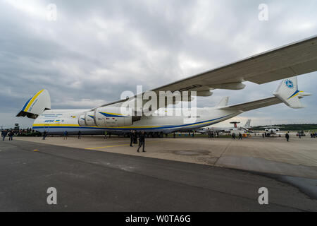 BERLIN, DEUTSCHLAND - 25 April 2018: Strategische transportflugzeugs Antonov An-225 Mriya von Antonov Airlines auf dem Flugplatz. Ausstellung die ILA Berlin Air Show 2018 Stockfoto