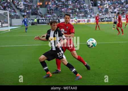 V. LI. im Zweikampf Jonas Hofmann (Gladbach), vs Nicolas Höfler (Freiburg),, 1. BL: 17./18.-33. Spieltag - Bor Mönchengladbach vs SC Freiburg Stockfoto