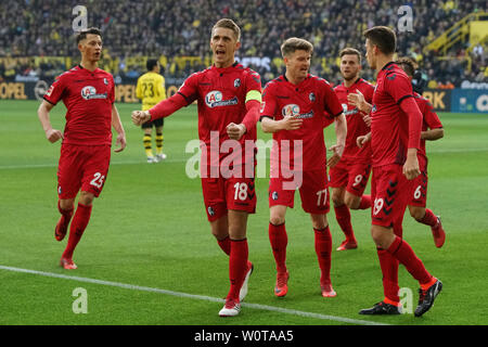 Der Vollstrecker: Nils Petersen (Freiburg) jubelt mit seinem Teamkollegen Lukas Kübler (Freiburg) Robin Koch (Freiburg) und Janik Haberer (Freiburg) über das 2:2 beim BvB, 1. BL: 17-18 - 20. Spieltag - Borussia Dortmund vs SC Freiburg Stockfoto