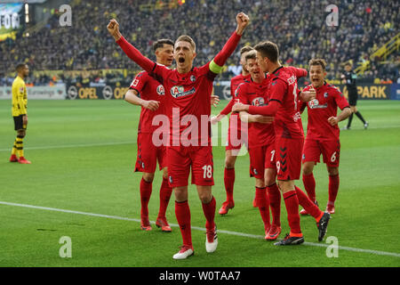 Der Vollstrecker: Nils Petersen (Freiburg) jubelt mit seinem Teamkollegen Lukas Kübler (Freiburg) Robin Koch (Freiburg) und Janik Haberer (Freiburg) über das 2:2 beim BvB, 1. BL: 17-18 - 20. Spieltag - Borussia Dortmund vs SC Freiburg Stockfoto