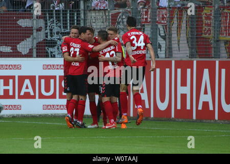 Die Freiburger Vorgängerbaues verspielte bejubeln den Führungstreffer von Nils Petersen (Freiburg), 1. BL: 17-18 - 32. Spieltag - SC Freiburg vs 1. FC Koeln Stockfoto