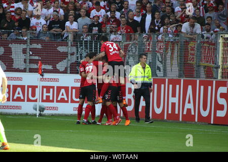 Die Freiburger Vorgängerbaues verspielte bejubeln den Treffer von Nils Petersen (Freiburg) zum 1:0, 1. BL: 17-18 - 32. Spieltag - SC Freiburg vs 1. FC Koeln Stockfoto