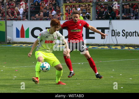 V. LI. im Zweikampf Yuya Osako (Koeln) vs Christian Günter (Freiburg), 1. BL: 17-18 - 32. Spieltag - SC Freiburg vs 1. FC Koeln Stockfoto