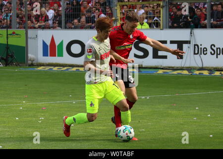 V. LI. im Zweikampf Yuya Osako (Koeln) vs Christian Günter (Freiburg), 1. BL: 17-18 - 32. Spieltag - SC Freiburg vs 1. FC Koeln Stockfoto