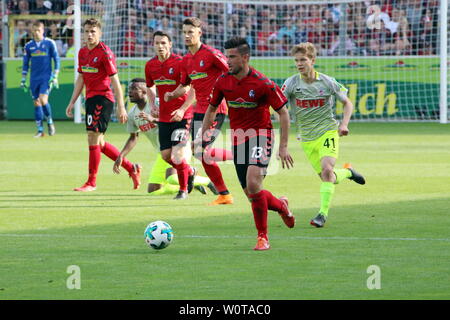 Marco Terrazzino Marco Terrazino (Freiburg) mit Kugel, 1. BL: 17-18 - 32. Spieltag - SC Freiburg vs 1. FC Koeln Stockfoto