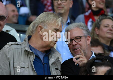 Ex-Trainer Volker Finke im Gespräch mit SCF-Marketingchef Hanno Franke vor dem Spiel der 1. BL: 17-18 - 32. Spieltag - SC Freiburg vs 1. FC Koeln Stockfoto