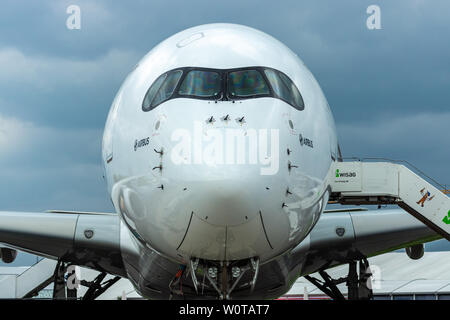 BERLIN, DEUTSCHLAND - 25 April 2018: Fragment von wide-Body Jet Airliner Airbus A350 XWB. Ausstellung die ILA Berlin Air Show 2018 Stockfoto