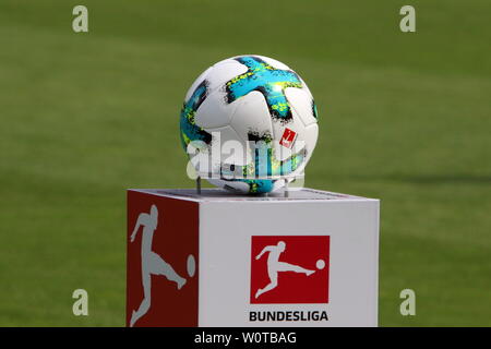 Spielball der Fussball-Bundesliga mit dem Moderator, 1. BL: 17-18 - 34. Spieltag SC Freiburg - FC Augsburg Stockfoto