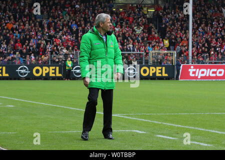 Trainer Lucien Favre (Borussia Mönchengladbach), Fußball-Bundesliga: 31. Spieltag, SC Freiburg gegen Borussia Mönchengladbach Stockfoto