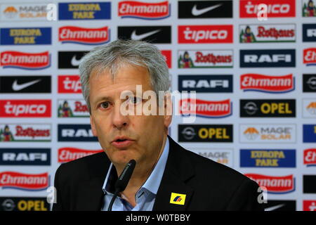 Fußball-Bundesliga: 31. Spieltag, SC Freiburg gegen Borussia Mönchengladbach - Lucien FAVRE Trainer Trainer Pressekonferenz Freiburg Stockfoto