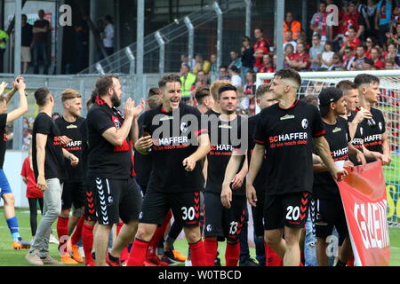 Jubel, Trubel Heiterkeit - sterben Freiburger Vorgängerbaues verspielte v. li. Christian Günter (Freiburg), Marco Terrazzino Marco Terrazino (Freiburg), Marc-Oliver Kempf (Freiburg) feiern den Klassenerhalt in der ersten Fussball-Bundesliga, 1. BL: 17-18 - 34. Spieltag SC Freiburg - FC Augsburg Stockfoto