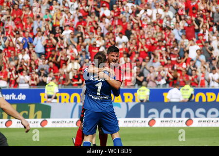 Freude pur nach dem Klassenerhalt: Das 1:0 fiel Alexander Schwolow (Freiburg) herzt Marco Terrazzino Marco Terrazino (Freiburg), 1. BL: 17-18 - 34. Spieltag SC Freiburg - FC Augsburg Stockfoto