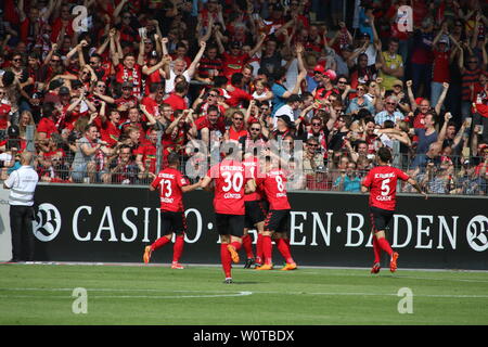 Torjubel mit den Fans: Die Freiburger Vorgängerbaues verspielte bejubeln den Fuehrungstreffer von Nicolas Höfler (Freiburg), 1. BL: 17-18 - 34. Spieltag SC Freiburg - FC Augsburg Stockfoto