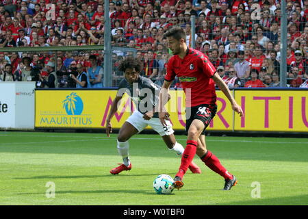 Tim Kleindienst (Freiburg) im v. li. im Zweikampf mit Caiuby (FC Augsburg), 1. BL: 17-18 - 34. Spieltag SC Freiburg - FC Augsburg Stockfoto