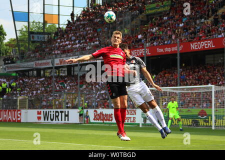 Kopfball/Kopfballduell vs Nils Petersen (Freiburg) und Rani Khedira (FC Augsburg) beim Spiel der 1. BL: 17-18 - 34. Spieltag SC Freiburg - FC Augsburg Stockfoto