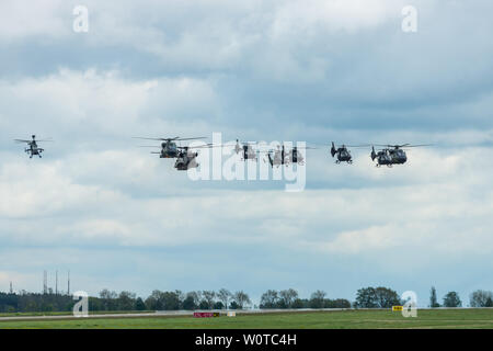 BERLIN, DEUTSCHLAND - 26 April 2018: Parade der verschiedenen Hubschrauber der Luftwaffe. Ausstellung die ILA Berlin Air Show 2018. Stockfoto