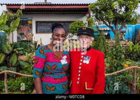 Sinikiwe Makove und eine Lady Chelsea Rentner an der CAMFED Garten auf der Chelsea Flower Show 2019, London, UK Stockfoto