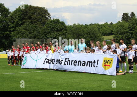 Sterben Nummern-oper Mannschaften vor dem Anpfiff des SBFV-Pokal Finale 2017/18: FC 08 Villingen - SV Linx Stockfoto