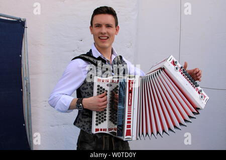Simon Wild mit Ziehharmonika in der ARD-Sendung "Immer wieder Sonntags". Stockfoto
