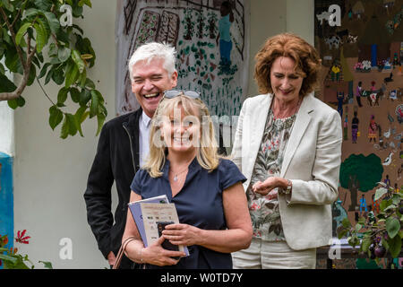 Jilayne Rickards mit Phillip Schofield und Stephanie Lowe am CAMFED Garten auf der Chelsea Flower Show 2019, London, UK Stockfoto