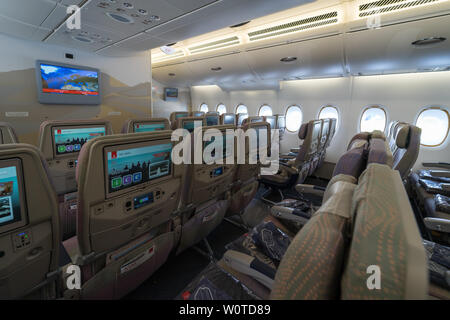 BERLIN - April 26, 2018: in einer Wirtschaft, die Klasse der größten Flugzeug der Welt Airbus A380. Emirates Airline. Ausstellung die ILA Berlin Air Show 2018 Stockfoto