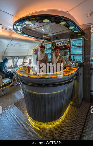 BERLIN, 26. April 2018: Die Bar für die Passagiere der First und Business Class der größten Flugzeug der Welt Airbus A380. Emirates Airline. Ausstellung die ILA Berlin Air Show 2018 Stockfoto