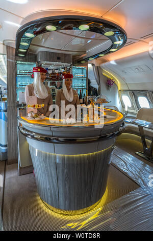 BERLIN, 26. April 2018: Die Bar für die Passagiere der First und Business Class der größten Flugzeug der Welt Airbus A380. Emirates Airline. Ausstellung die ILA Berlin Air Show 2018 Stockfoto