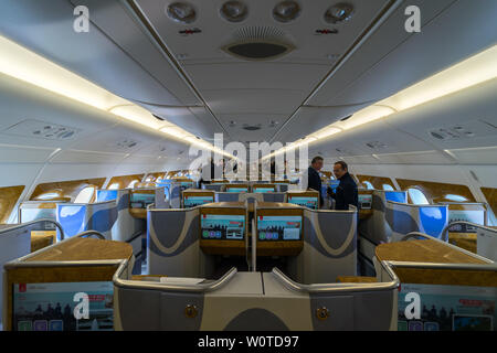 BERLIN - April 26, 2018: in der Business Class der größten Flugzeug der Welt Airbus A380. Emirates Airline. Ausstellung die ILA Berlin Air Show 2018 Stockfoto