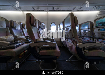 BERLIN - April 26, 2018: in einer Wirtschaft, die Klasse der größten Flugzeug der Welt Airbus A380. Emirates Airline. Ausstellung die ILA Berlin Air Show 2018 Stockfoto