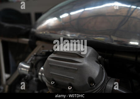 BERLIN - Mai 06, 2018: Fragment des Kolbens der Moto Guzzi Rennmaschine. Close-up. Oldtimertage Berlin-Brandenburg (31 Berlin-Brandenburg Oldtimer Tag). Stockfoto