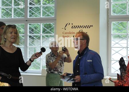 Die 1960 in den Niederlanden geborene Keramikkünstlerin Carolein SMIT-Anzeige zeigt im Rahmen einer Ausstellungs-Trilogie über 30 großformatige Einzelplastiken aus ihrem Schaffen. Die Ausstellung ist vom 2. Juni bis zum 30. September 2018 datiert. Parallel dazu laufen Werkschauen der in Belgien lebenden Künstlerin im Victoria & Albert Museum in London sowie im Drents Museum Assen. Eigens für die Ausstellung in Leipzig wurde ein großflächiges Totentanzrelief geschaffen. Stockfoto