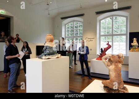 Die 1960 in den Niederlanden geborene Keramikkünstlerin Carolein SMIT-Anzeige zeigt im Rahmen einer Ausstellungs-Trilogie über 30 großformatige Einzelplastiken aus ihrem Schaffen. Die Ausstellung ist vom 2. Juni bis zum 30. September 2018 datiert. Parallel dazu laufen Werkschauen der in Belgien lebenden Künstlerin im Victoria & Albert Museum in London sowie im Drents Museum Assen. Eigens für die Ausstellung in Leipzig wurde ein großflächiges Totentanzrelief geschaffen. Stockfoto