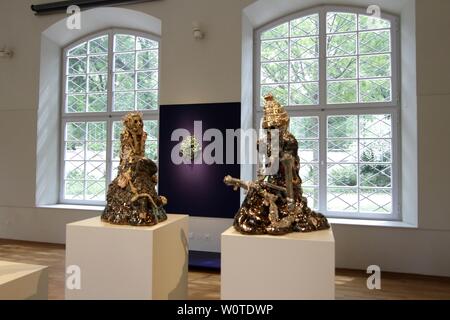 Die 1960 in den Niederlanden geborene Keramikkünstlerin Carolein SMIT-Anzeige zeigt im Rahmen einer Ausstellungs-Trilogie über 30 großformatige Einzelplastiken aus ihrem Schaffen. Die Ausstellung ist vom 2. Juni bis zum 30. September 2018 datiert. Parallel dazu laufen Werkschauen der in Belgien lebenden Künstlerin im Victoria & Albert Museum in London sowie im Drents Museum Assen. Eigens für die Ausstellung in Leipzig wurde ein großflächiges Totentanzrelief geschaffen. Stockfoto