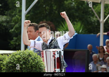 In qualität Tagessieger beim Sommerhitkönig: Simon Wild mit Handharmonika in der ARD-Sendung 2. Folge 2018 "Immer wieder Sonntags" Stockfoto