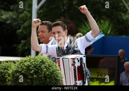 Simon Wilde jubelt über Tagessieg in der ARD-Sendung 2. Folge 2018 "Immer wieder Sonntags" Stockfoto