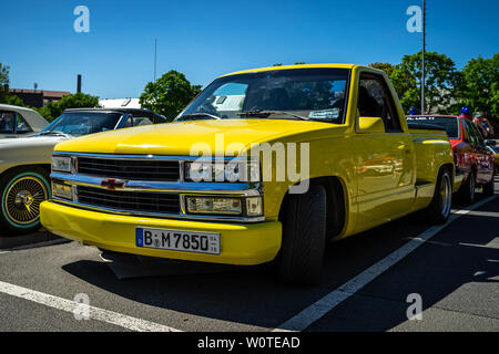 BERLIN - Mai 06, 2018: Full-size Pickup Chevrolet C 1500 Schritt Seite (Silverado), 1991. Oldtimertage Berlin-Brandenburg (31 Berlin-Brandenburg Oldtimer Tag). Stockfoto