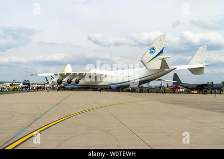 BERLIN, DEUTSCHLAND - 27. APRIL 2018: Strategische transportflugzeugs Antonov An-225 Mriya von Antonov Airlines auf dem Flugplatz. Ausstellung die ILA Berlin Air Show 2018 Stockfoto