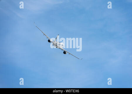 BERLIN, DEUTSCHLAND - 27. APRIL 2018: Demonstration Flug der wide-Body Jet Airliner Airbus A350 XWB. Ausstellung die ILA Berlin Air Show 2018 Stockfoto